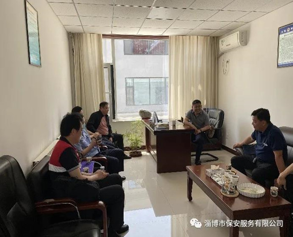 公司黨委書記、董事長(zhǎng)竇文鋒陪同省公安廳駐點(diǎn)組、市公安局治安支隊(duì)領(lǐng)導(dǎo)對(duì)我公司進(jìn)行專項(xiàng)檢查.jpg
